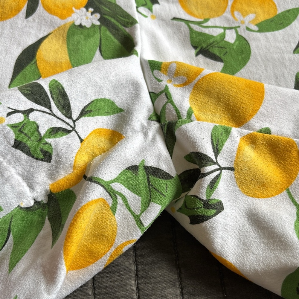 Isaac Mizrahi Tailored Lemon Print Shorts Size 12 - Picture 4 of 6